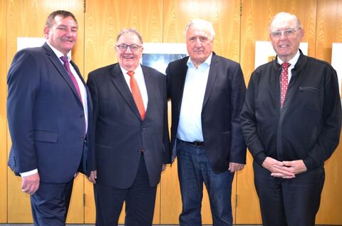 (v.l.n.r) HJW-Geschäftsführer Peter Fischer, der neue stellv. AR-Vorsitzende Claus Moldenhauer, der verabschiedete stellv. AR-Vorsitzende Dieter Ohnmacht und der AR-Vorsitzende Roland Sing. Bild: aj